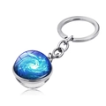 Makroaufnahme von Galaxie-Glasanhänger mit blau-grünem Weltraum-Vortex-Muster - Blaugrüner Wirbelnebel-Stil (PSXL001467-1)