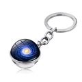 Detailaufnahme der blauen Spiralgalaxie-Glaskugel an einem silbernen Schlüsselanhänger - Tiefblauer Spiralgalaxie-Stil (PSXL001467-3)