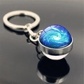 Macro de porte-clés galaxie avec boule de verre double face sur surface noire brillante - Style de Galaxie à Tourbillon Bleu Foncé (PSXL001466-1)