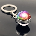 Gros plan sur porte-clés boule de verre galaxie avec anneau en argent et motif nébuleuse - Style de Nébuleuse Colorée (PSXL001466-2)