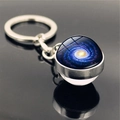 Détail du porte-clés boule de verre double face avec motif de nébuleuse sur fond noir - Style de Galaxie à Tourbillon Bleu-Violet (PSXL001466-3)