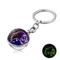 Dettaglio del portachiavi Toro luminoso con sfera di vetro ed effetto fosforescente verde - Toro Luminoso