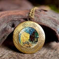 Gros plan d'un médaillon vintage en bronze avec peinture de Van Gogh sur bois - Terrasse du Café le Soir (PSXL002093-10)