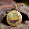 Gros plan d'un médaillon vintage en bronze avec peinture à l'huile et relief floral - Paysage Impressionniste (PSXL002093-8)
