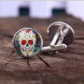 Detailopname van Mexicaanse suikerschedel manchetknopen op een donkere houten achtergrond - Mexicaanse Schedel Stijl 3 (XSWX4023-3)
