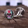 Detailopname van Mexicaanse suikerschedel manchetknopen op een houten achtergrond - Mexicaanse Schedel Stijl 4 (XSWX4023-4)