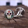 Macro detail van zilveren manchetknopen met kleurrijke Mexicaanse sugar skull patronen - Mexicaanse Schedel Stijl 5 (XSWX4023-5)