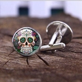 Detailweergave van zilveren manchetknoppen met kleurrijke Mexicaanse suikerschedelpatronen - Mexicaanse Schedel Stijl 7 (XSWX4023-7)