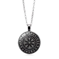 Collier boussole Vegvisir viking argenté vintage avec runes nordiques sur fond blanc - Motif de Boussole Viking (PSXL002157-1)