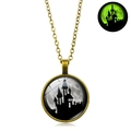 Collana retrò di Halloween con pendente castello scuro ed effetto fluorescente verde - Bronzo (XSWX4811)