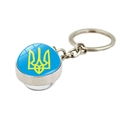 Gros plan du blason trident ukrainien sur un porte-clés en boule de verre cristal double face - Style Logo Trident Jaune Ukraine Fond Bleu (XSWX4476-17)