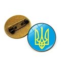 Detailansicht der Ukraine Flagge Brosche mit Glaskabochon und antiker Bronze Nadel - Blauer Sockel Gelber Dreizack Wappen Stil 17 (XSWX4491-17)