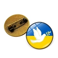 Detailansicht der Ukraine-Fahne-Anstecknadel mit Glaskuppel und Bronze-Friedenstaube - Friedenstaube Flagge Hintergrund Stil 16 (XSWX4491-16)