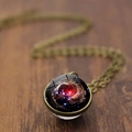 Collar con colgante de bola de cristal nebulosa galaxia bronce vintage sobre madera oscura - 12mm / Bronce Antiguo