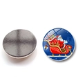Dettaglio del magnete da frigo Babbo Natale in vetro 25mm con retro magnetico nero - Stile Babbo Natale in Slitta (BXT2116)