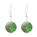 Gros plan détaillé des boucles d'oreilles pendantes en verre au motif floral Van Gogh - Jardin Floral (XSWX3469-14)