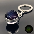 Dettaglio portachiavi zodiaco Capricorno con effetto luminoso su superficie riflettente - Capricorno (XSWX3751-4)