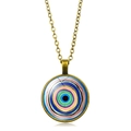 Primer plano de un collar vintage de bronce con colgante de cristal de ojo turco de colores - Estilo de Círculos Concéntricos de Colores (XSWX4304-9)