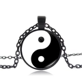 Collier avec pendentif Yin Yang, chaîne en métal noir et cabochon en verre poli - Noir