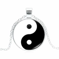 Détail du collier pendentif Yin Yang Tai Chi avec chaîne en argent sur fond blanc - Argenté