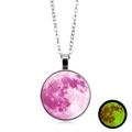 Detalle de collar de luna del sistema solar con textura rosa y efecto luminoso verde-amarillo - Estilo Luna Rosa (XSWX3500-7)