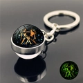 Porte-clés signe Gémeaux phosphorescent avec boule de verre et fluorescence verte dans le noir - Gémeaux