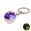 Porte-clés lune violette lumineuse avec anneau en argent et dôme en verre phosphorescent - Lune Violette (XSWX3494-1)