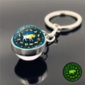 Porte-clés signe du zodiaque Taureau lumineux avec boule de cristal bleue et métal - Taureau