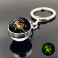 Porte-clés signe Lion lumineux avec pendentif boule de cristal et métal argenté - Lion
