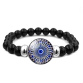 Dettaglio macro delle perle nere da 8mm e del ciondolo occhio blu sul bracciale - Occhio di Vetro Blu 7 (XSWX4710-7)