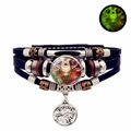 Detailweergave van de gelaagde leren armband met een lichtgevende Stier-bedel - Stier