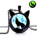 Détail du pendentif loup avec silhouette de lune et effet lumineux vert dans le noir - Loup Lune Bleu Clair (XSWX4766-9)