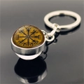 Vintage Wikinger Kompass Schlüsselanhänger mit doppelseitiger Glaskugel und Metallbasis - Pergament Hintergrund Kompass Stil (XSWX4422-2)