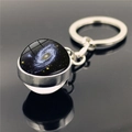 Détail du porte-clés galaxie avec sphère en verre et nébuleuse spirale sur surface miroir sombre - Xswx3423-12