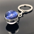 Vue détaillée du pendentif boule de verre nébuleuse galaxie sur porte-clés argenté - Xswx3423-8