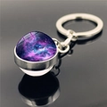 Détail du porte-clés en verre nébuleuse galaxie double face avec chaîne en métal argenté - Motif Entrelacé Violet Bleu (XSWX3423-7)