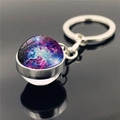 Détail macro du porte-clés galaxie en verre avec pendentif nébuleuse et reflet noir - Xswx3423-6