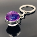 Vue macro d'un pendentif boule de verre nébuleuse avec porte-clés en alliage d'argent poli - Xswx3423-5