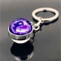 Gros plan du porte-clés Yin Yang avec motif de flamme violette sous dôme en verre - Xswx4433-4