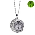 Détail du pendentif lune loup avec rotation à 360 degrés et effet lumineux vert nocturne - Tête de Loup Rotative (XSWX4786-14)