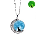 Vue détaillée du pendentif loup lune lumineux montrant les effets de lueur bleue et verte - Loup Rêveur Bleu (XSWX4786-13)
