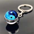 Vue macro du pendentif boule de verre Yin Yang Dragon avec porte-clés en métal argenté - Xswx4433-1