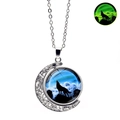 Collier lune loup hurlant lumineux avec effet phosphorescent vert et chaîne argent - Loup Noir Aurore (XSWX4786-12)