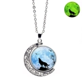 Détail du pendentif loup et lune montrant le métal argenté et l'effet lumineux vert - Loup sur Lune Bleu Blanc (XSWX4786-11)