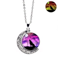 Collier loup lumineux montrant l'effet de fluorescence et les détails du croissant de lune - Loup au Crépuscule Mauve (XSWX4786-10)