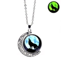 Détail du pendentif lune et loup avec effet lumineux vert dans l'obscurité - Silhouette de Loup sur Pleine Lune (XSWX4786-9)