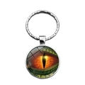 Vue macro détaillée du cabochon en verre œil de dragon sur un porte-clés en métal argenté - Style Pupille Orange Vert (XSWX4471-5)
