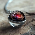 Détail macro d'un pendentif en verre nébuleuse galaxie sur chaîne en argent antique - Style Nébuleuse Colorée (XSWX3939-17) / 16mm