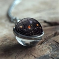 Vue macro détaillée du pendentif dôme en verre galaxie avec base en métal argenté - Style Orbite Planétaire (XSWX3939-18) / 16mm