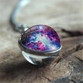 Vue macro d'un pendentif globe en verre nébuleuse sur surface en bois rustique - Style Nébuleuse Bleu Violet (XSWX3939-19) / 16mm